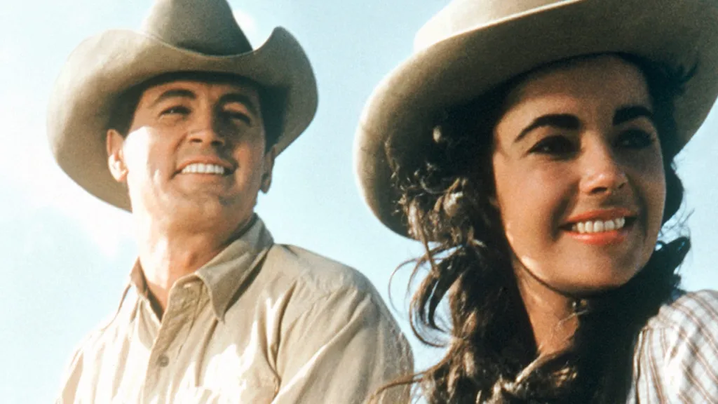 Rock Hudson cowboy-kalapot visel Elizabeth Taylor mellett az Óriás című filmben.