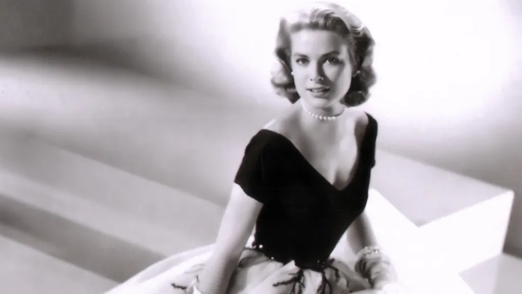 Grace Kelly a Paramount reklámfotóján pózol a Hátsó ablak című film ikonikus ruhájában.
