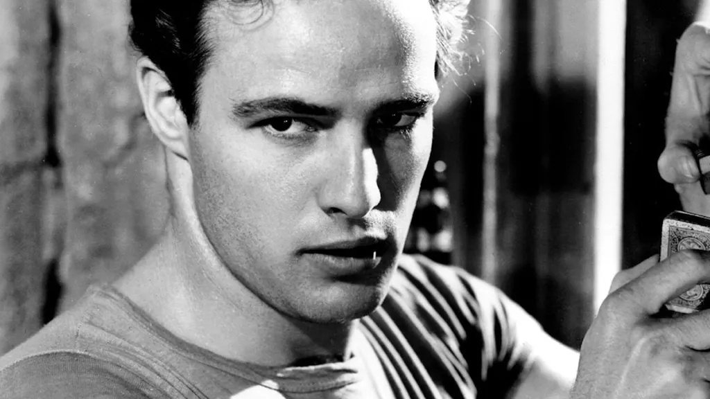 Marlon Brando kártyapaklit tart a kezében az Egy vágy villamosában.
