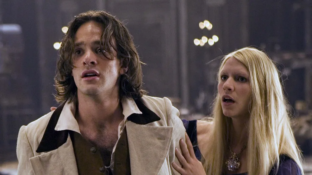 Claire Danes és Charlie Cox egy kastélyban a Stardust című filmben.
