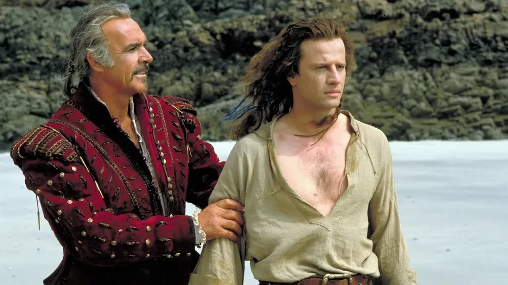 Sean Connery és Christopher Lambert a tengerparton áll a Highlanderben.