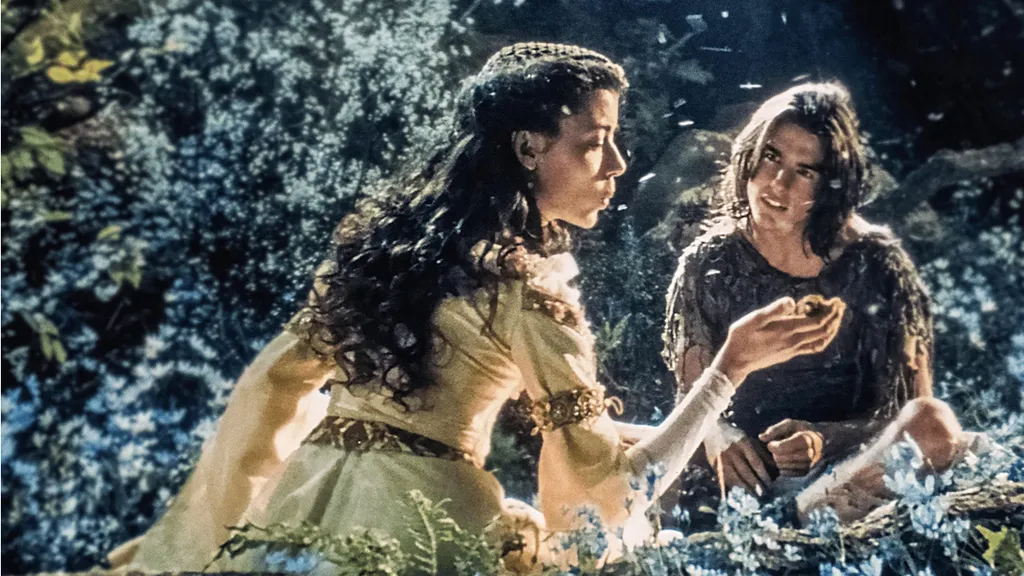 Tom Cruise és Mia Sara egy kertben a Legenda című filmben.