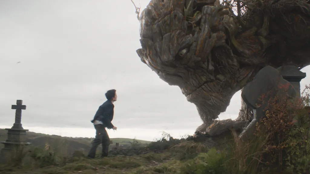 Lewis MacDougall kiabál a szörnyeteggel egy temetőben az A Monster Calls című filmben.
