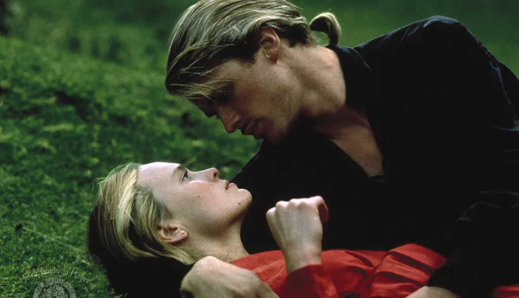 Cary Elwes és Robin Wright ölelkeznek a kertben A menyasszony hercegnőben.