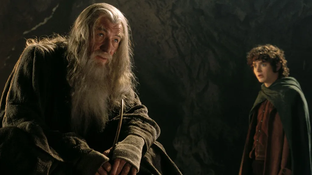 Frodó bizalmasan beszél Gandalfhoz egy barlangban A Gyűrűk Ura: A Gyűrű Társai című filmben.