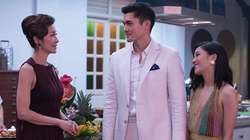 Henry Golding står på familiens kjøkken i Crazy Rich Asians.