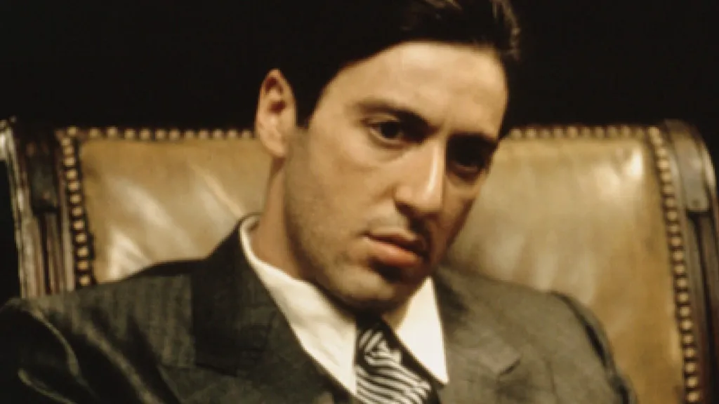 Al Pacino sitter i rollen som Michael Corleone i Gudfaren