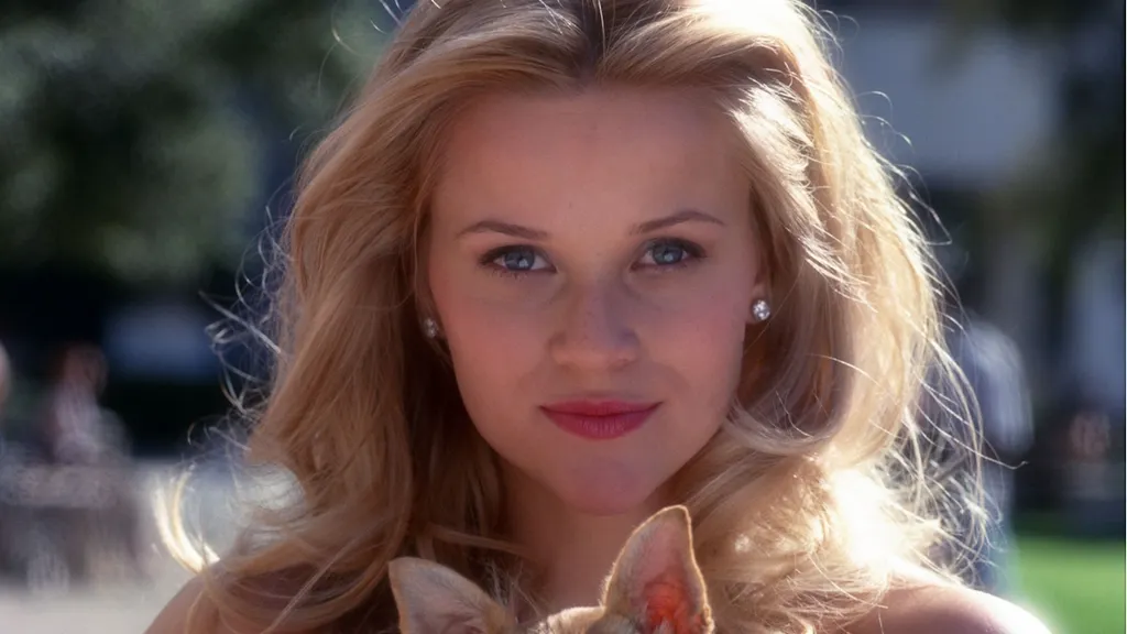 Elle Woods smiler inn i kameraet i Legally Blonde