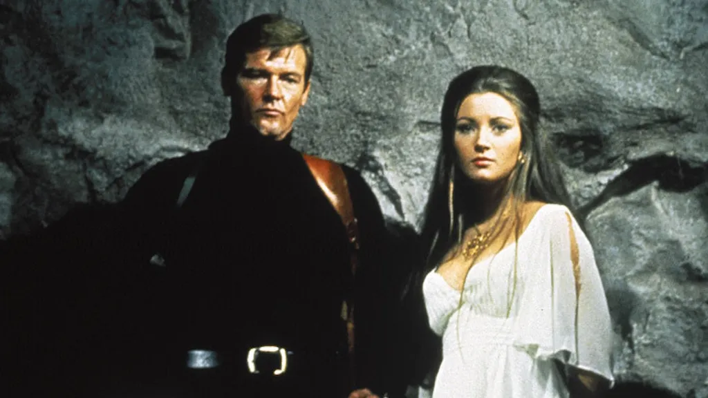 James Bond står i en hule i Leve og la dø.