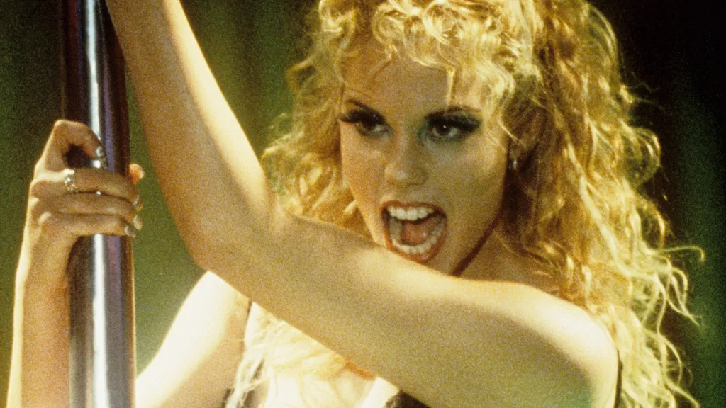 Elizabeth Berkley som danser i Showgirls