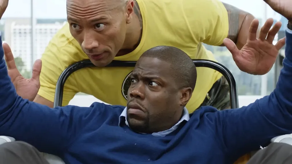 Dwayne Johnson Kevin Hart fülébe suttog a Central Intelligence című filmben.