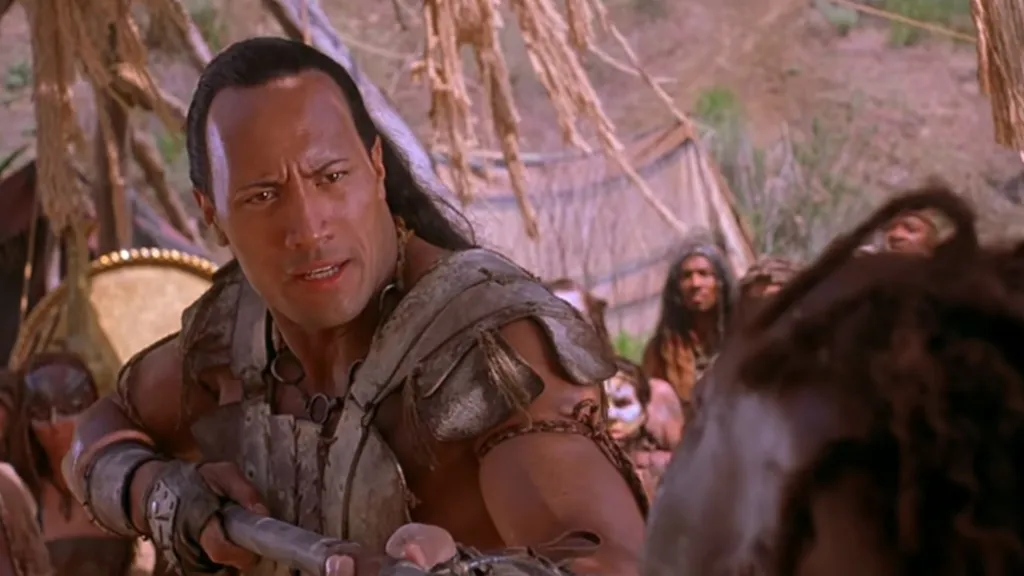 Dwayne Johnson lándzsát tart egy ellenség ellen A skorpiókirályban