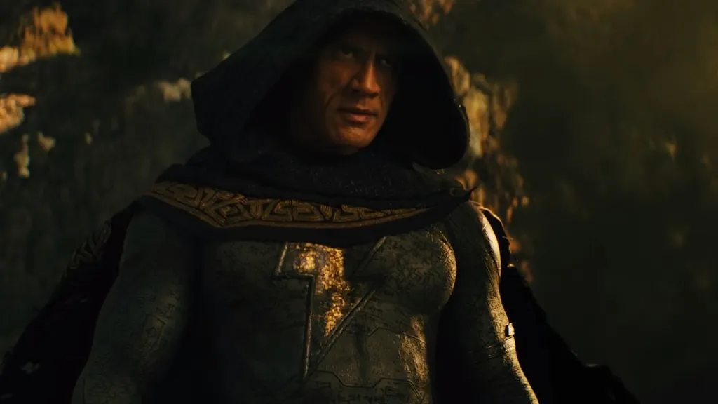 Dwayne Johnson Fekete Ádámként ébred fel a robbanások előtt a Fekete Ádám című filmben.