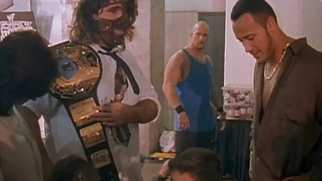 Dwayne Johnson, mint The Rock, a színfalak mögött egy WWF show-n Mankinddel és Stone Cold Steve Austinnal.