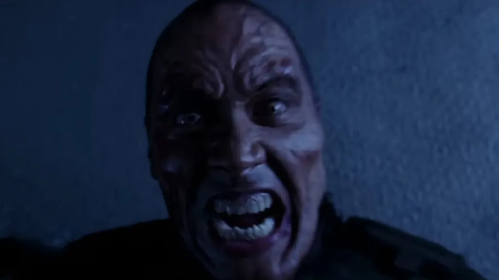 Dwayne Johnson zombiként egyenesen a kamerába sikít.