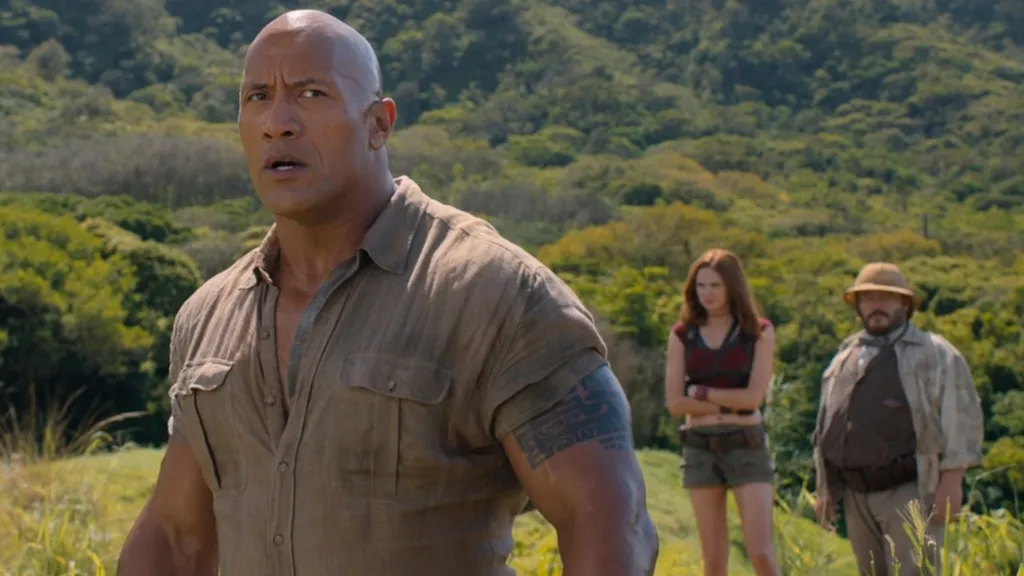 Dwayne Johnson mély levegőt vesz egy nyílt mezőn a Jumanji: Welcome to the Jungle című filmben.