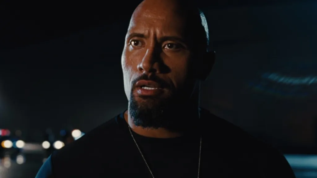 Dwayne Johnson utasításokat ad az embereinek a Fast Five-ban.