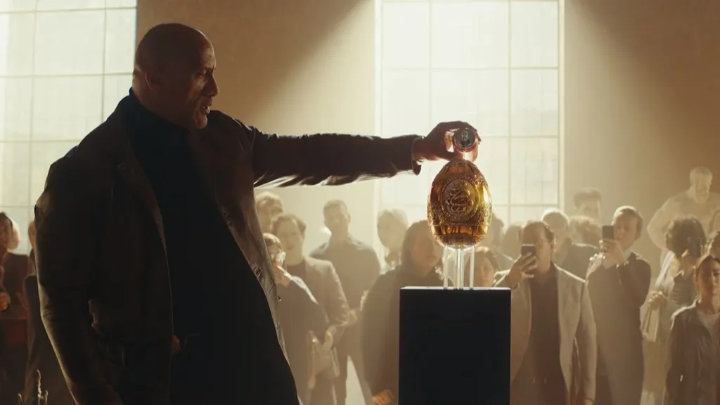 Dwayne Johnson szódát önt egy felbecsülhetetlen értékű múzeumi műtárgyra a Red Notice-ban.