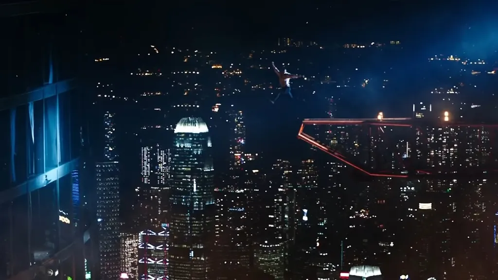 Dwayne Johnson halálmegvető ugrást hajt végre egy daruról egy épületre a Skyscraperben.