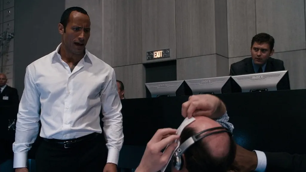 Dwayne Johnson egy papírt tűz egy munkatárs homlokára a Get Smart című filmben.