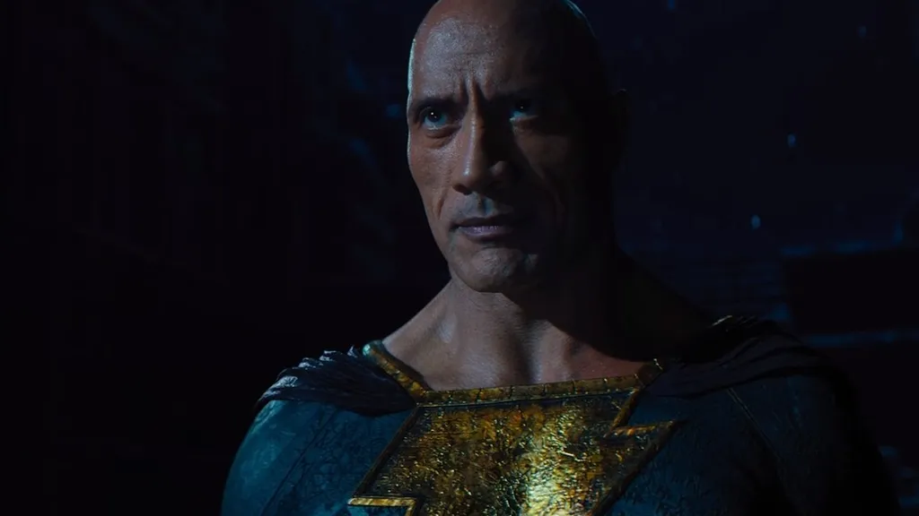 Black Adam áll a sötétben, és Supermanre bámul a Black Adam című filmben.