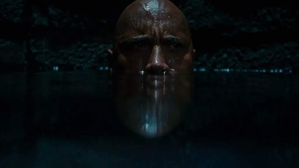 Dwayne Johnson elbújik a kútvízben a G.I. Joe: Megtorlás című filmben.