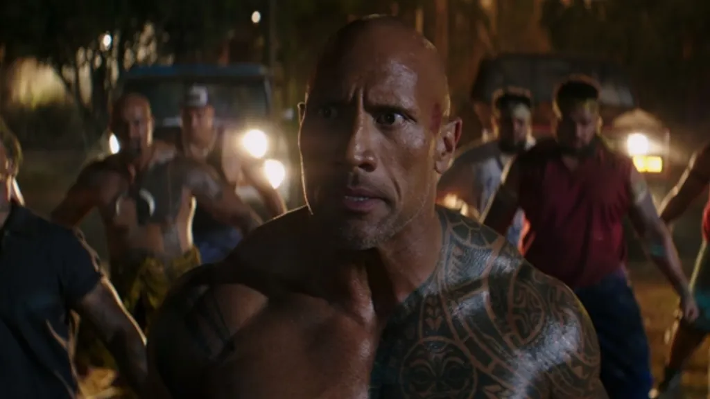 Dwayne Johnson a Hobbs & Shaw-ban a szamoaiak haka-táncára vezeti társait.