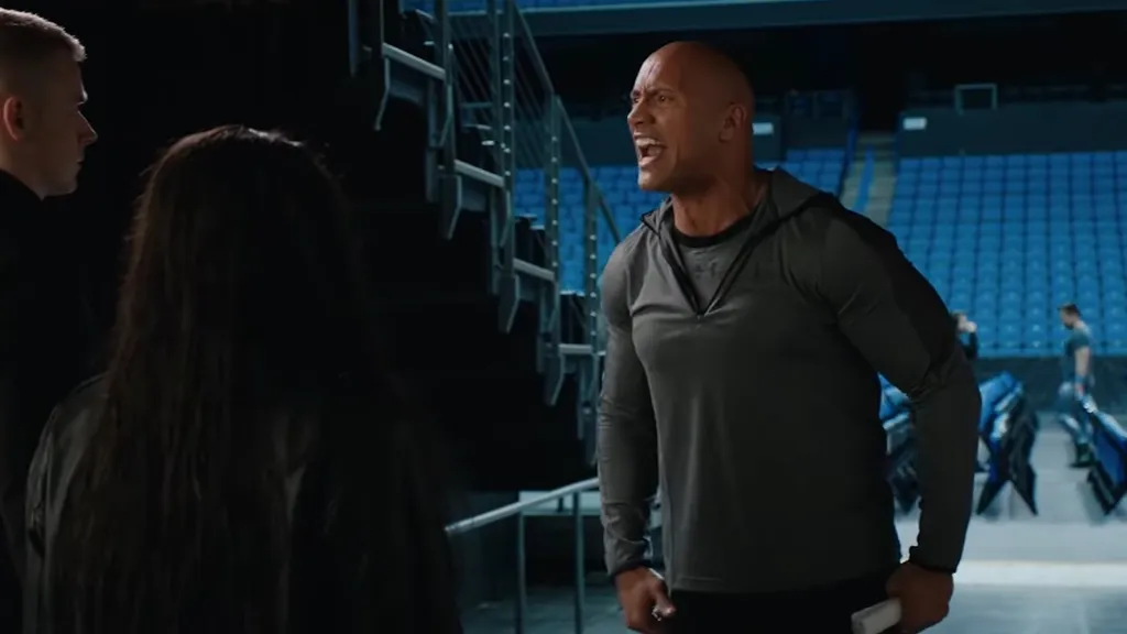 Dwayne Johnson a színfalak mögött egy WWE show-n, megfélemlítve két feltörekvő pankrátort