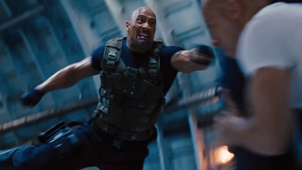 Dwayne Johnson kinyújtott karral repül a levegőbe egy ruhasoros támadásra a Fast & Furious 6-ban