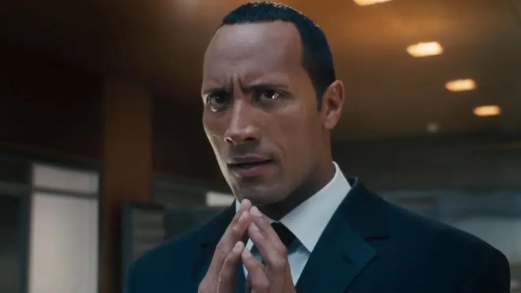 Dwayne Johnson öltönyt visel és idegesnek tűnik a Southland Tales-ben