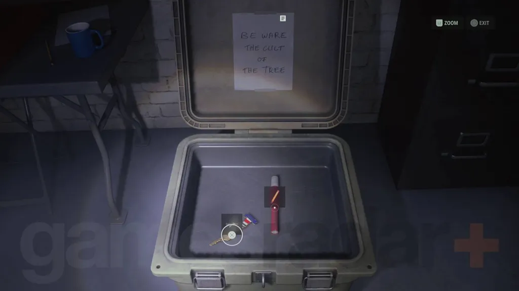 Alan Wake 2 Leuchtturmschlüssel im Kultversteck in der Asservatenkammer
