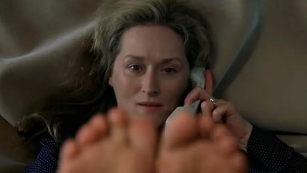 Meryl Streep telefonál, miközben a lábujjai a kép alját töltik ki.
