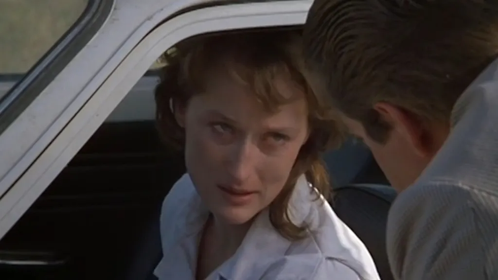 Meryl Streep nyilatkozatot tesz, mielőtt elhajt az autóval a Silkwood című filmben