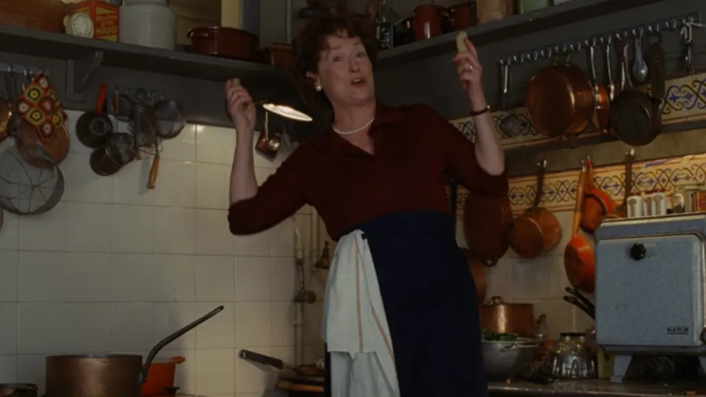 Meryl Streep, mint Julia Child, az 50-es évekbeli konyhájában főz a maga szórakoztatására