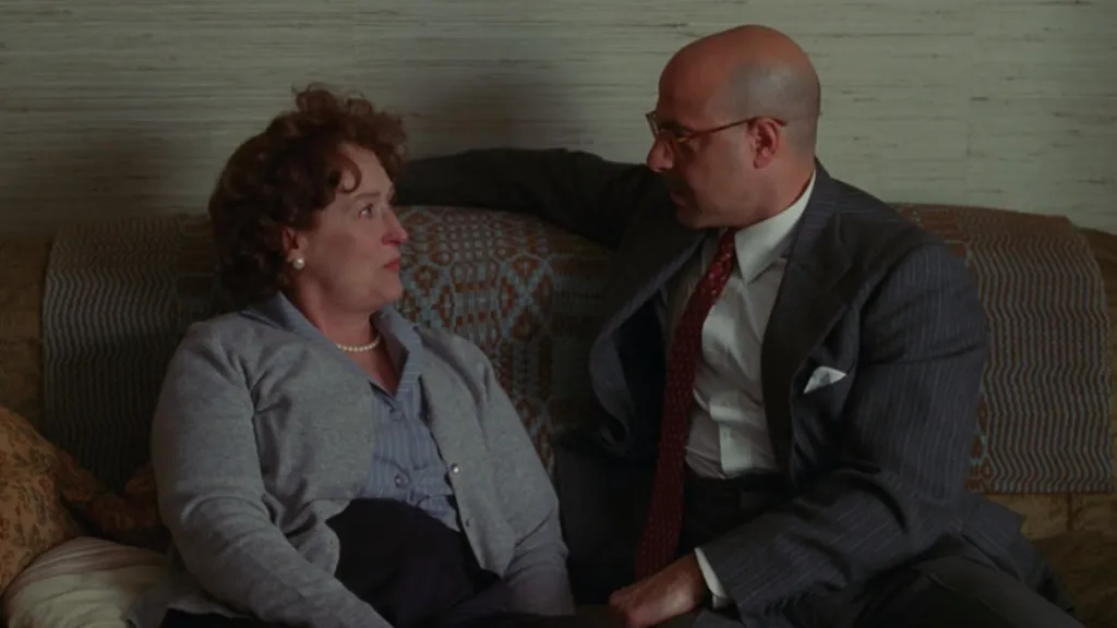 Julia Child, akit Meryl Streep alakít, egy kanapén ül a férjével, akit Stanley Tucci játszik.