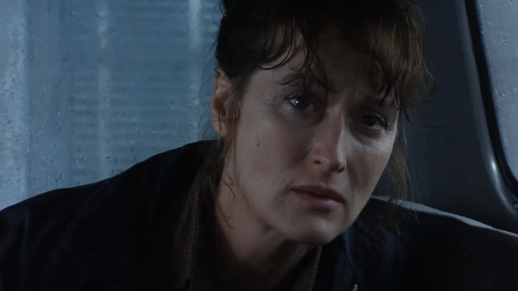 Meryl Streep egy autó anyósülésén ül az esőben A Madison megye hídjai című filmben.