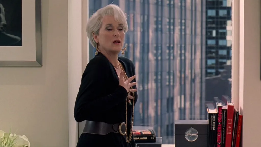 Meryl Streep szidja Anne Hathawayt a New York-i irodájában Az ördög Pradát visel című filmben.