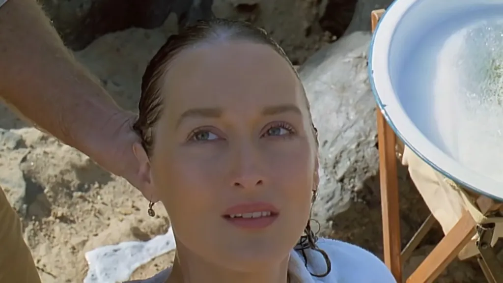 Meryl Streep megmossa a haját az Out of Africa című filmben.