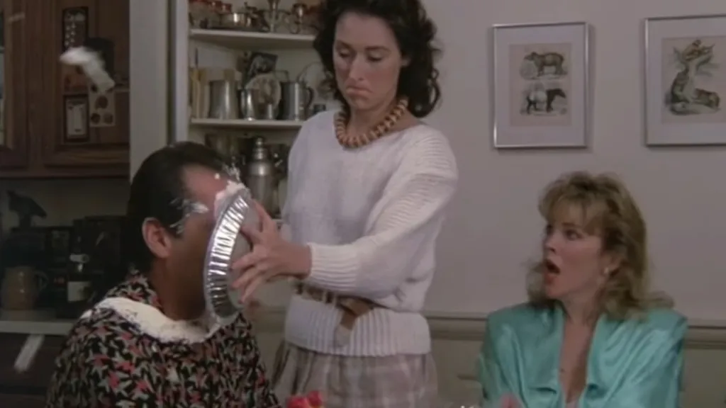 Meryl Streep egy pitét nyom Jack Nicholson arcába a Gyomorégés című filmben.