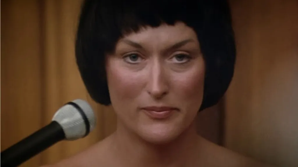 Meryl Streep rövid fekete hajjal ül a bíróságon az Egy kiáltás a sötétben című filmben.