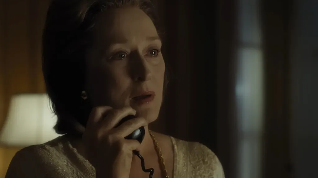 Meryl Streep telefonon beszél a The Post című filmben.