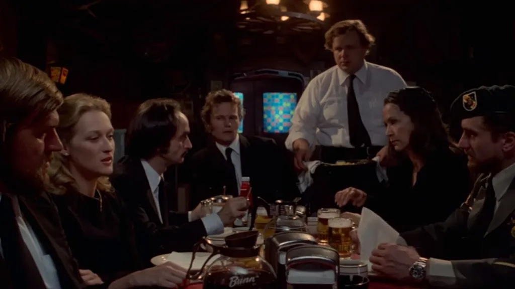 Meryl Streep egy bárasztal körül gyülekezik a The Deer Hunter végén