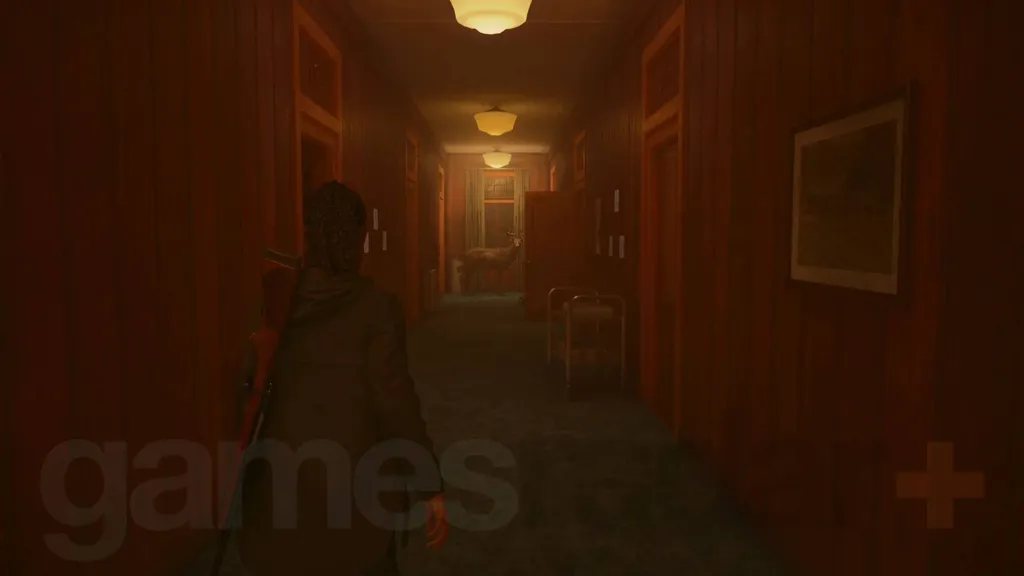 Alan Wake 2 hjort i elderwood palace lodge hotel ser på Saga