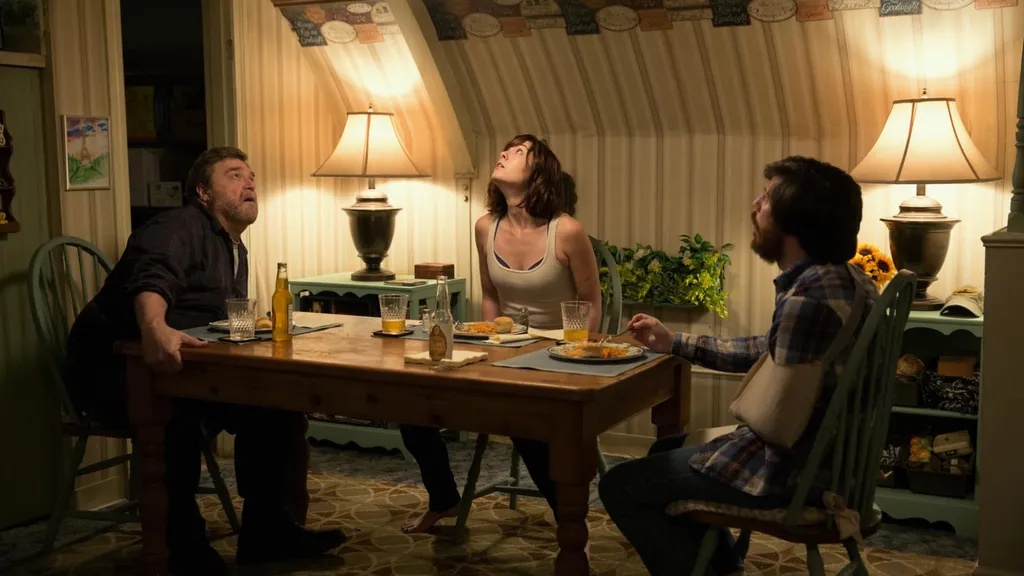 John Goodman, Mary Elizabeth Winstead és John Gallagher Jr. a 10 Cloverfield Lane-ben.