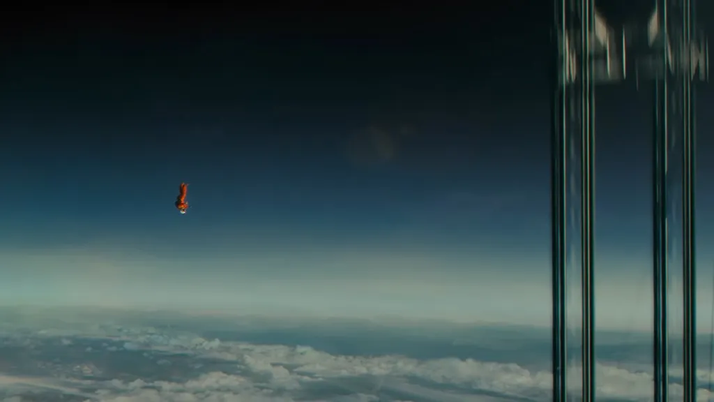 Brad Pitt, Ad Astra filminde bir uydunun yanında uzaydan düşüyor