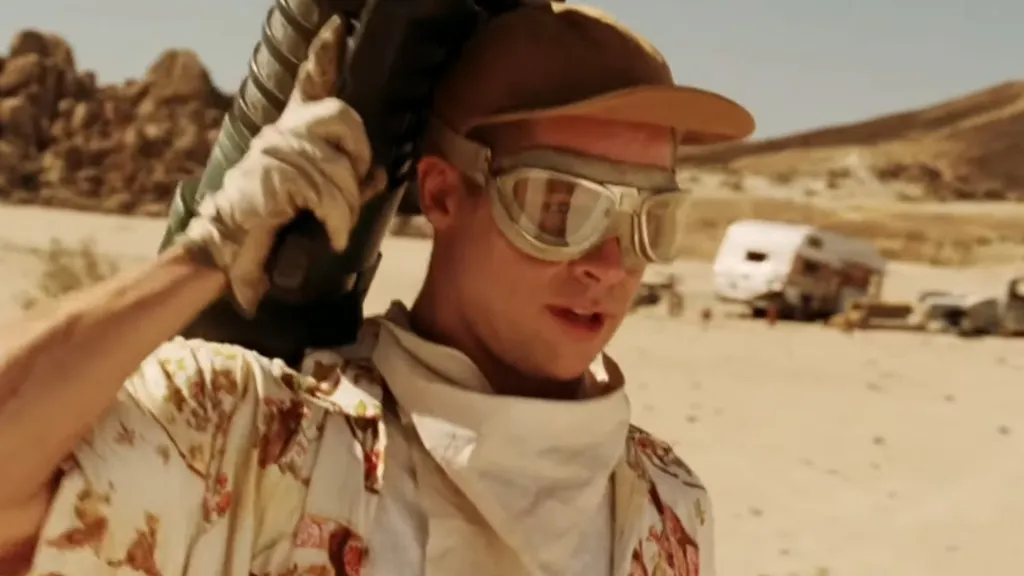 Brad Pitt, Bay ve Bayan Smith filminde omuzlarında bir roket taşıyor