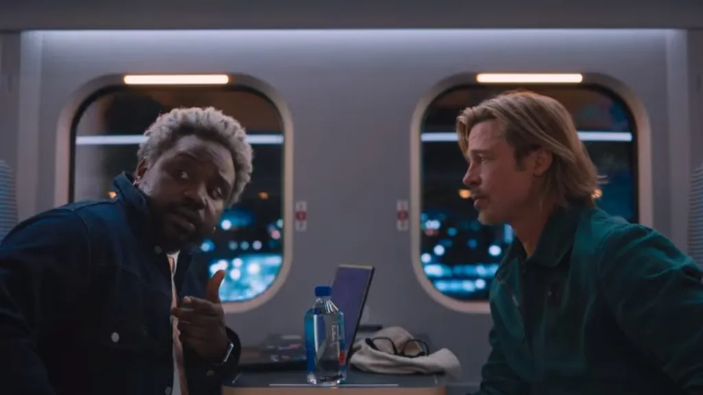 Brad Pitt ve Brian Tyree Henry Bullet Train filminde bir trende karşılıklı oturuyorlar