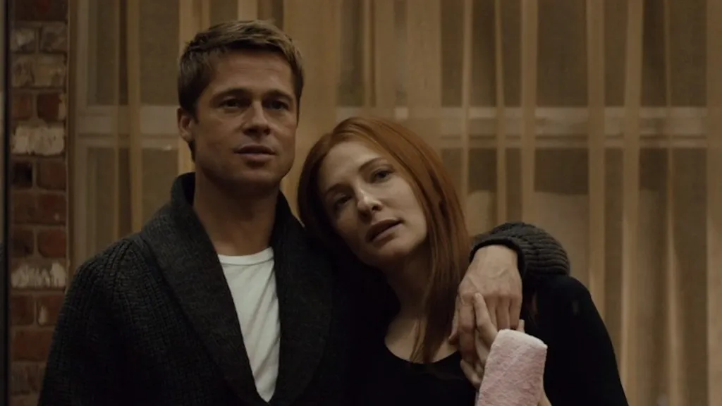 Benjamin Button ve Daisy, Benjamin Button&rsquo;ın Tuhaf Hikayesi&rsquo;nde Daisy&rsquo;nin stüdyosundaki aynaya bakıyor