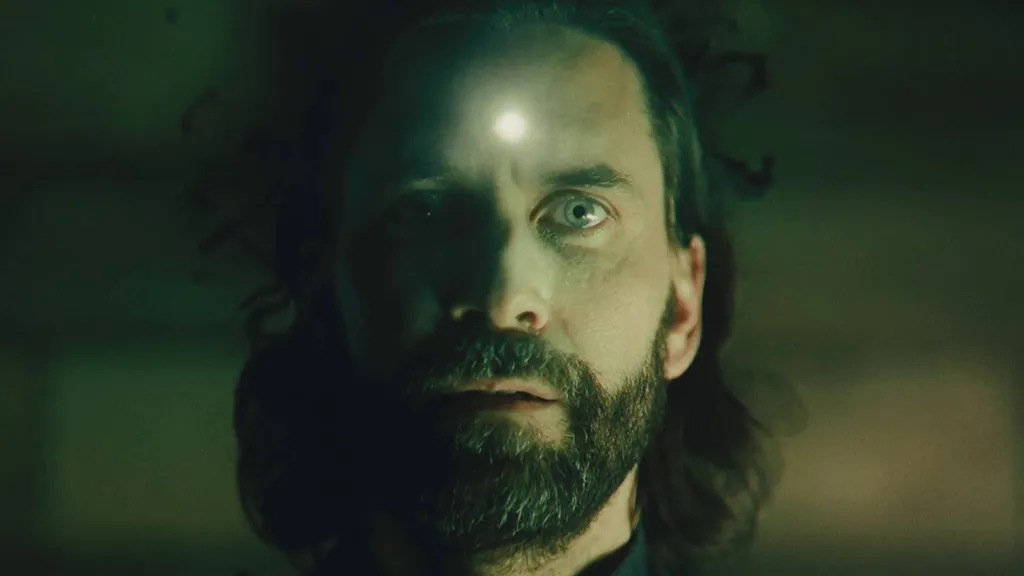 Alan Wake 2 avsluttende hodeskudd av Alan etter å ha blitt skutt i hodet med en lyskule