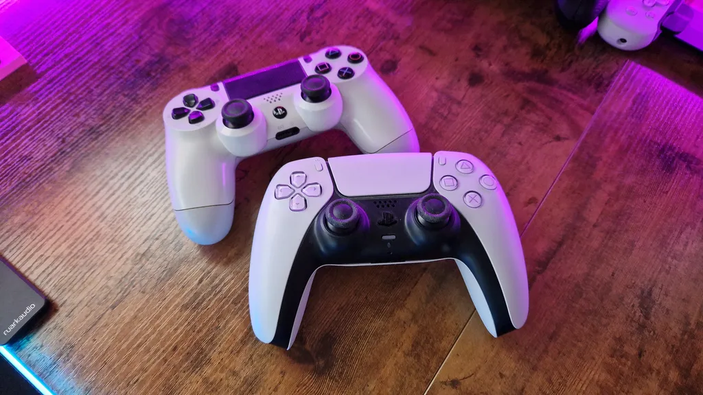 DualShock 4 über einem DualSense Controller auf einem Gaming-Tisch